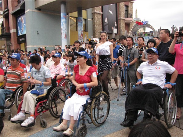 一路有爱,点亮蓝丝带--关爱残疾人慈善活动 - 刘